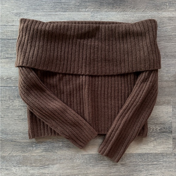 Abercrombie & Fitch Ribbed Foldover Off-Shoulder Sweater - Picture 3 of 4